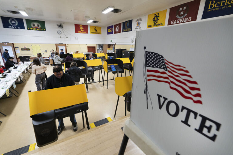 Rusko, Čína a Írán se snaží ovlivnit americké volby, tvrdí rozvědky