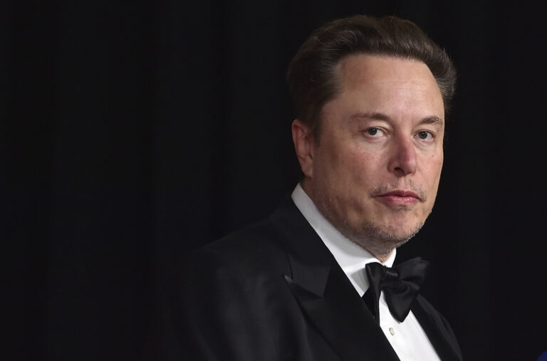 Musk napsal kontroverzní příspěvek o Harrisové a Bidenovi, později ho smazal