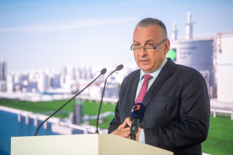 Plynové zásobníky v Česku jsou naplněné na víc než 93 procent, uvedl Síkela