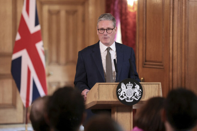 Britského premiéra Starmera kritizují za dary v přepočtu za tři miliony korun