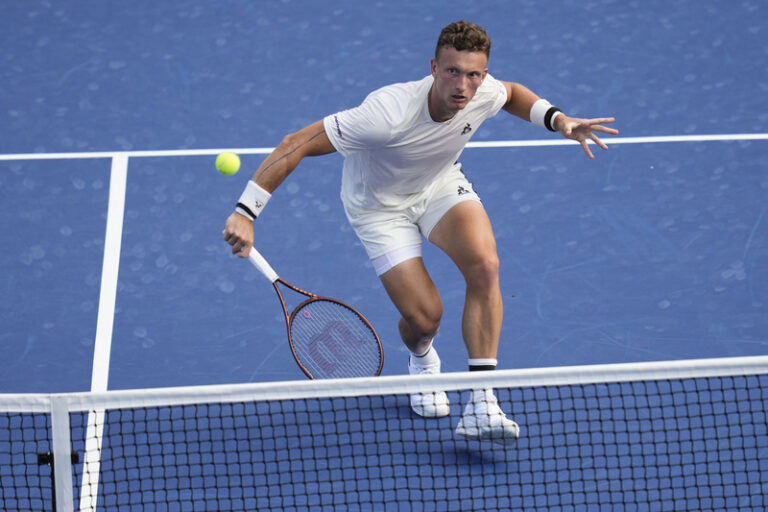 Lehečka nestačil na Bautistu a čeští tenisté prohrávají se Španělskem 0:1