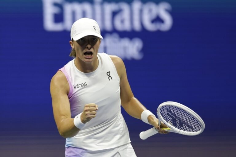 Šwiateková je 122. týden světovou jedničkou, překonala Bartyovou