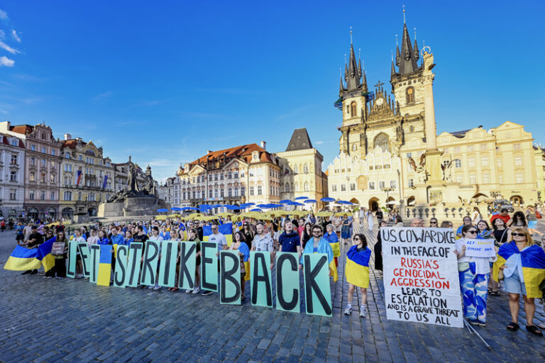 Lidé na akci v Praze vyzvali k ochraně ukrajinského nebe, uctili památku obětí