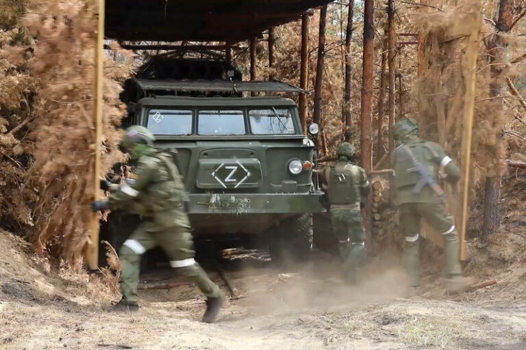 Kyjev se obrátil na OSN kvůli fotce, na níž Rusové mečem asi zabili zajatce