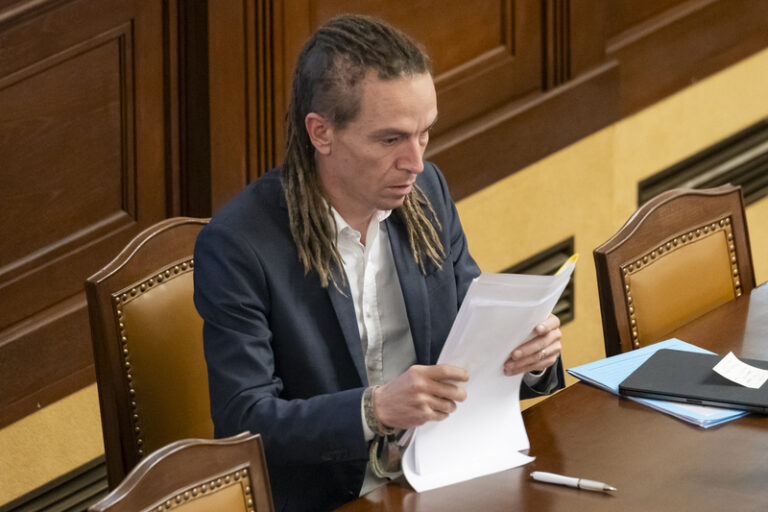 Opozice neprosadila výzvu, aby Bartoš rezignoval