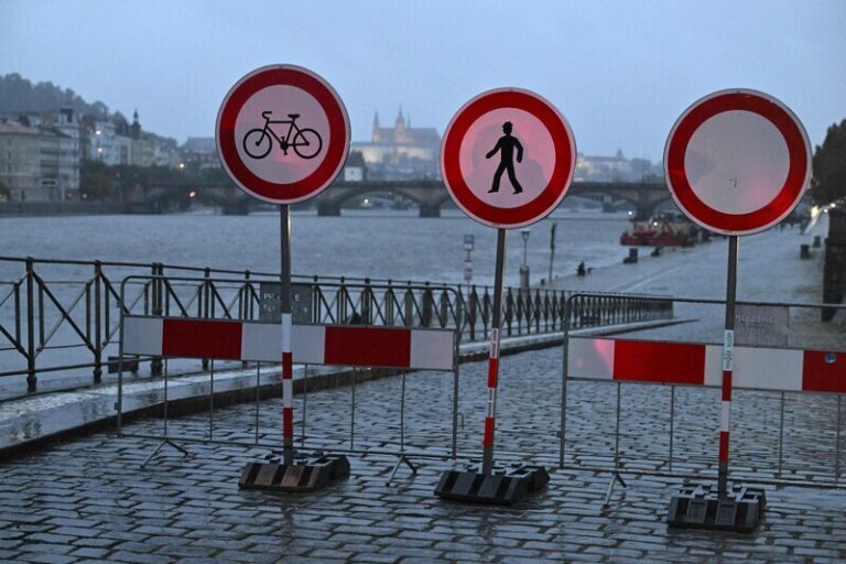 Praha otevřela náplavky a obnovila lodní dopravu po Vltavě, vyplouvají i přívozy