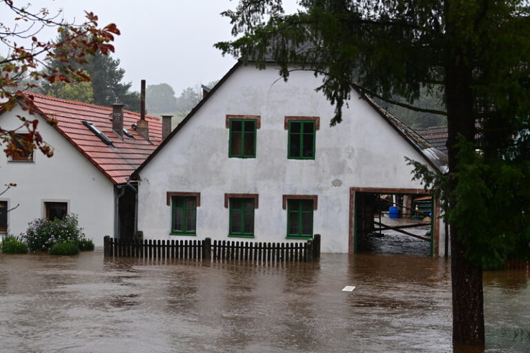 Neziskové organizace vyhlásily sbírky na pomoc lidem zasaženým povodněmi