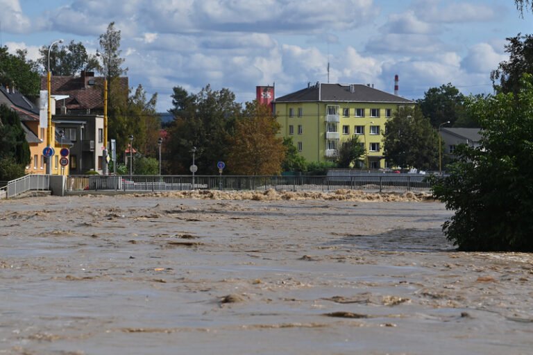 Řeka v opavských částech Karlovec a Palhanec uvěznila několik lidí