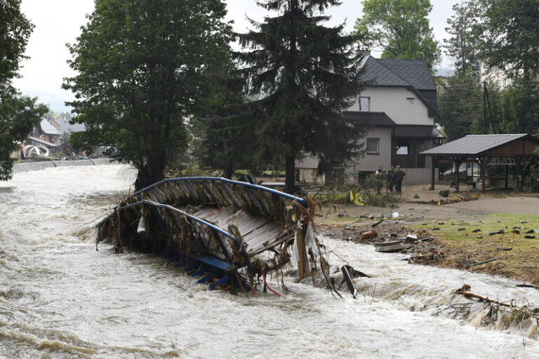 Po povodních zůstává osm pohřešovaných, pět lidí zemřelo