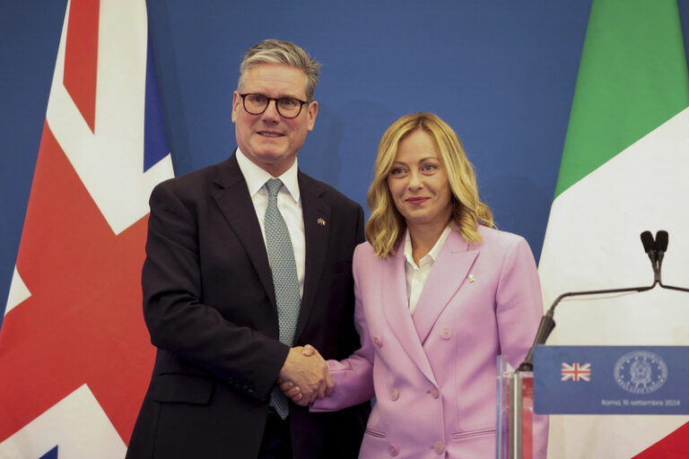 Itálie a Británie zintenzivní boj proti pašerákům lidí, uvedli premiéři