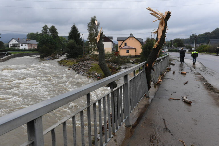 Stát vypravil na Jesenicko první z 25 provizorních mostů pro zaplavené obce