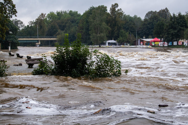 Povodňová situace se uklidňuje, škody půjdou do miliard