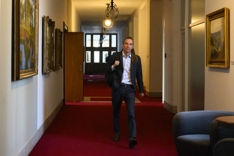 Piráti opouštějí vládu, MMR má řídit Jurečka, Fiala podpořil Lipavského