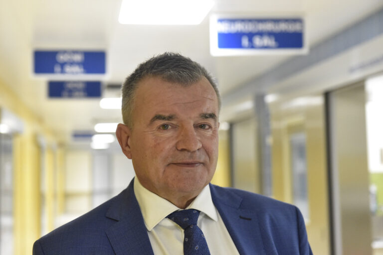 Zemřel brněnský senátor a bývalý šéf Fakultní nemocnice Brno Roman Kraus z ODS