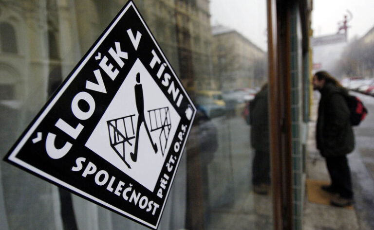 Organizace usilují o změny srážek ze mzdy, dávek a nezabavitelné částky dlužníků