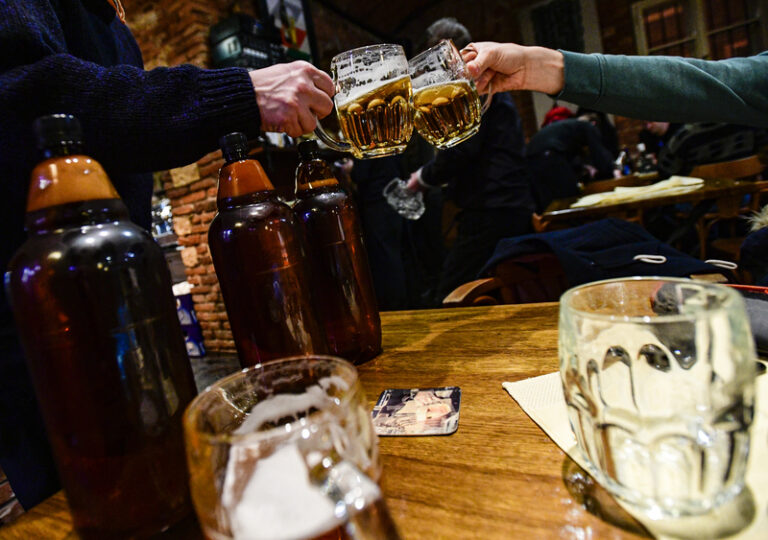 Praha zakázala pub crawls, agenturami organizované noční tahy po hospodách