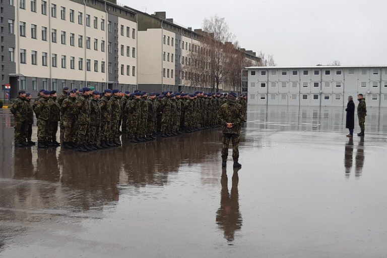 Vláda schválila armádní mise, na východě NATO by mohlo působit až 2000 vojáků