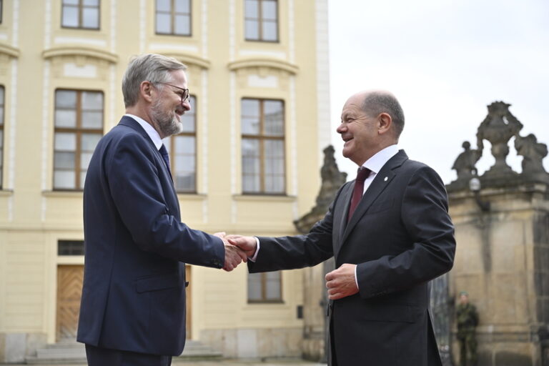 Scholz hovořil po telefonu s Fialou o migraci, nabídl pomoc po povodních