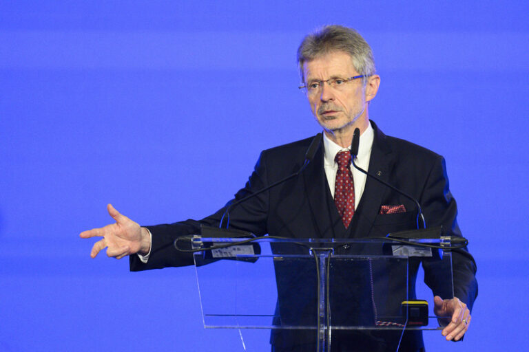 Vystrčil: Jak vláda postupovala v otázce platů ústavních činitelů, byla chyba