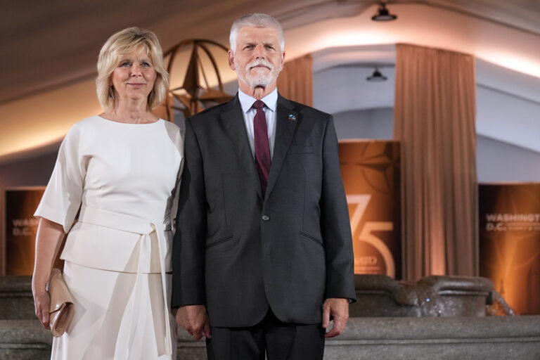 Pavel žádal na manželku převést část svých prezidentských náhrad, řekl