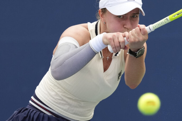 Krejčíková, Muchová a Lehečka postoupili, Bouzková vypadla, Macháč vzdal