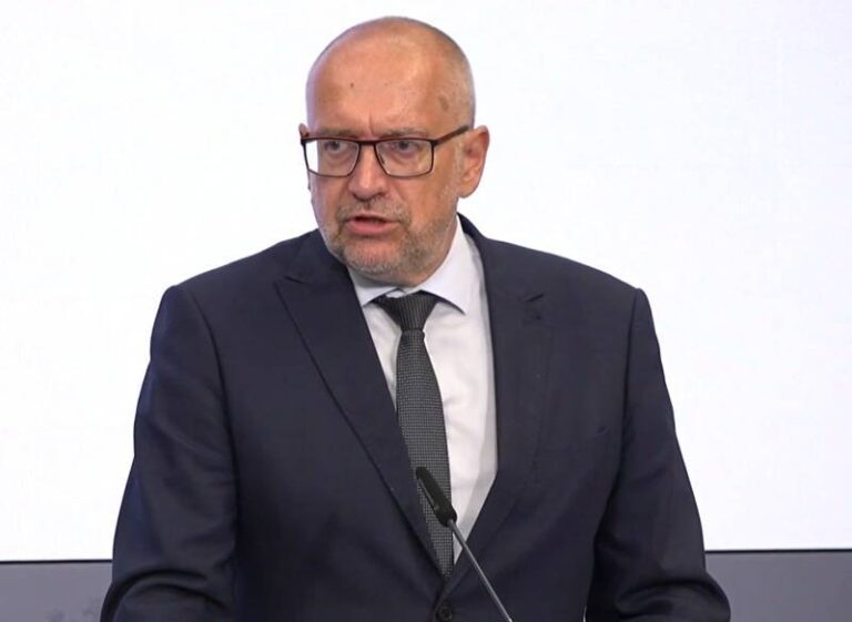 Návrh na slučování malých škol chce Bek vládě předložit do konce října