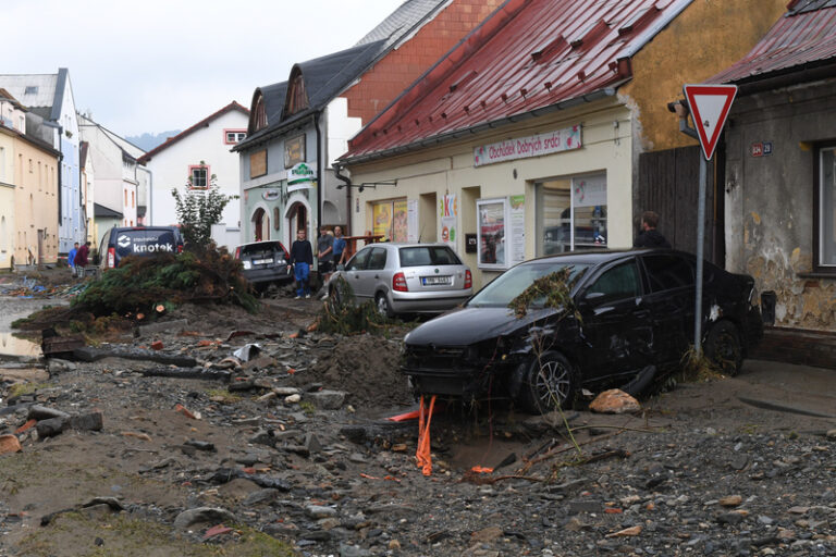 Zaplavené firmy budou moci v listopadu začít žádat o příspěvky na mzdy od státu