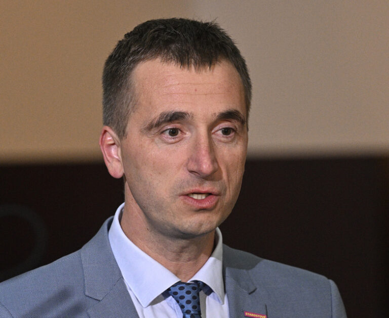 Fiala odeslal na Hrad návrh na jmenování Vlčka a Kulhánka ministry