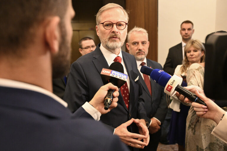 Platy ve veřejném sektoru vzrostou o 1400 Kč, dohodla se vláda s odbory