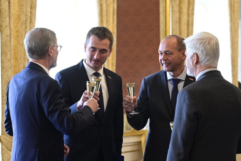 Pavel jmenoval nové ministry pro místní rozvoj Kulhánka a průmyslu Vlčka