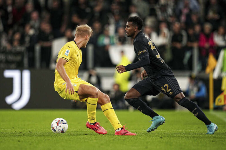 Juventus po dlouhé přesilovce porazil Lazio 1:0 a dotáhl se na vedoucí Neapol