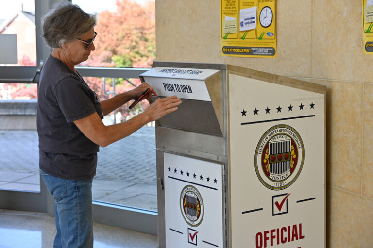 Politolog: Harrisová potřebuje k vítězství Pensylvánii, Trump nikoliv