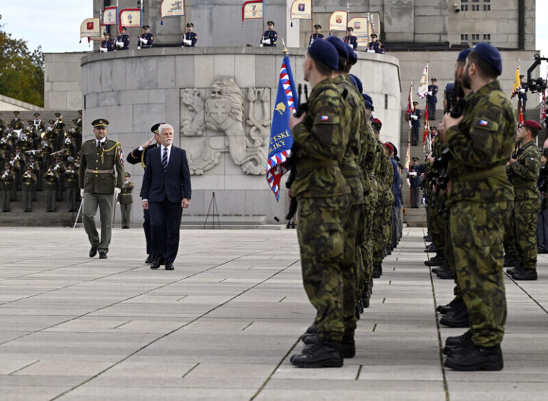 Česko si připomíná vznik samostatného státu, Pavel jmenoval osm generálů