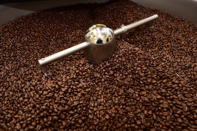 Ceny kávy na trzích jsou podle expertů rekordně vysoké a dále porostou