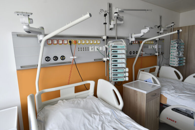 Válek: Zrušení nevyužitých oddělení nemocnic by ušetřilo 50 mld Kč ročně