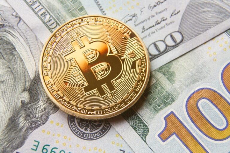 Bitcoin překonal poprvé hranici 80.000 dolarů, uvádí agentury