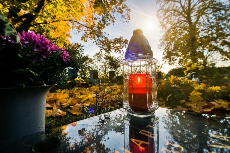 Jsou Dušičky, lidé si připomínají zesnulé příbuzné a známé