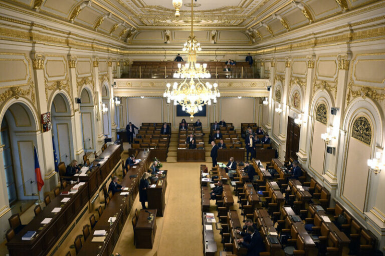 Schvalování penzijní reformy Sněmovna přerušila do pátku, kdy se má hlasovat
