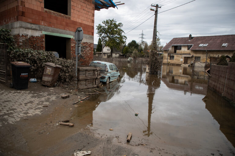 Lidem zasaženým záplavami stát poskytne finanční pomoc, zákon podepsal Pavel