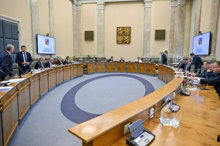 Vláda projedná zrušení prohlídek u méně rizikových profesí či změny u ÚOHS