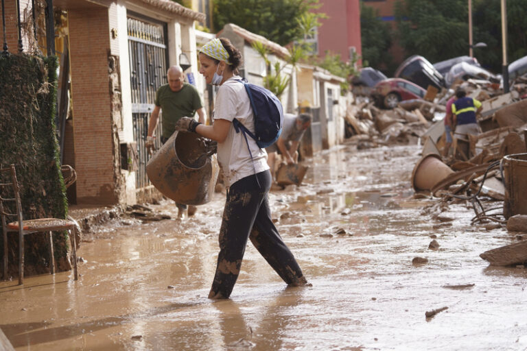 Sto tisíc dobrovolníků přijelo do Valencie pomáhat po záplavách