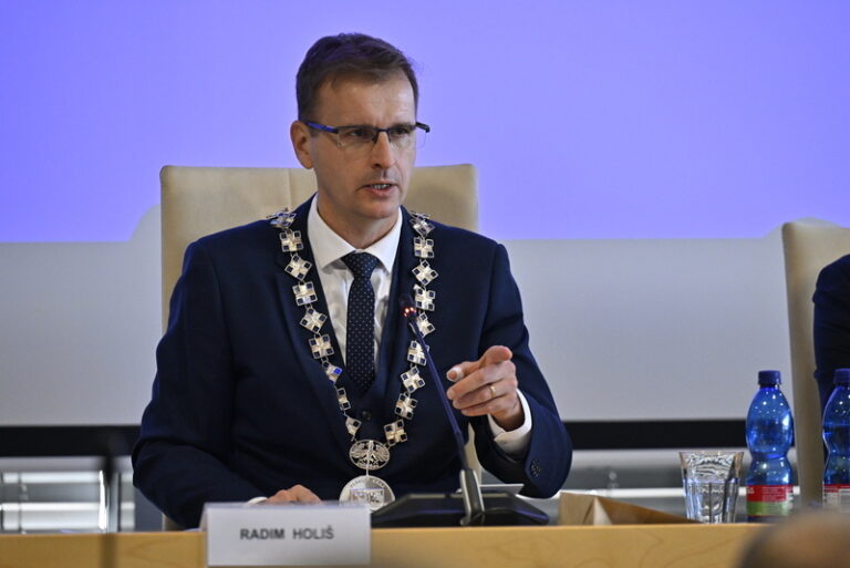 Hejtmanem Zlínského kraje zastupitelé znovu zvolili Radima Holiše z ANO