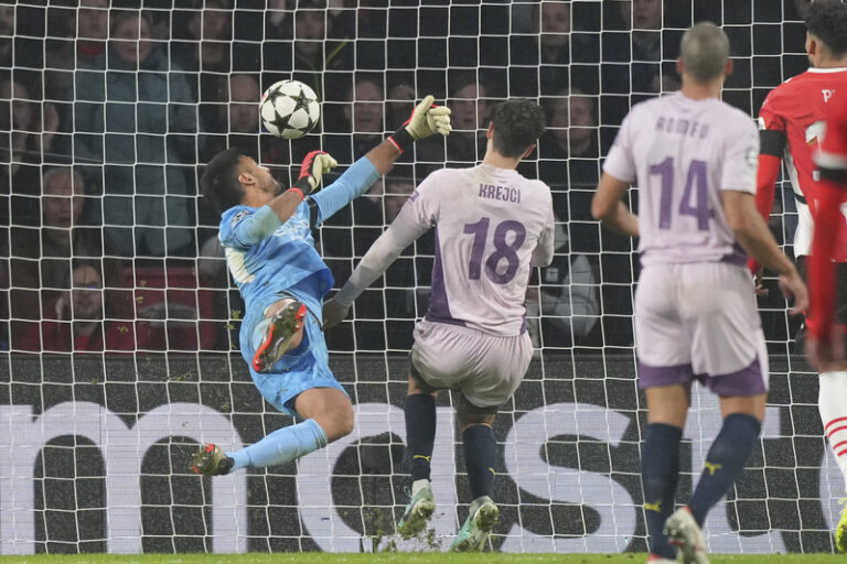 Girona prohrála v Lize mistrů v Eindhovenu 0:4, Krejčí dal vlastní gól