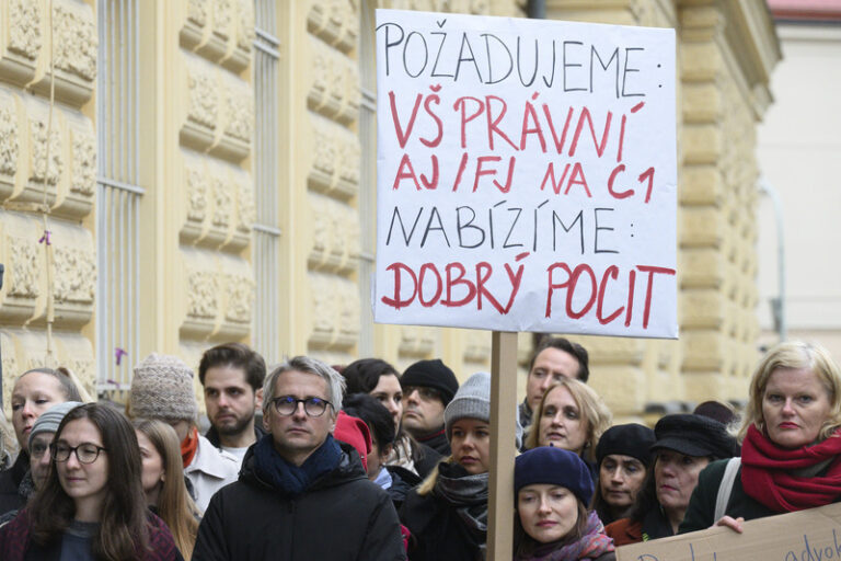 Desítky zaměstnanců ministerstva spravedlnosti protestovaly kvůli platům