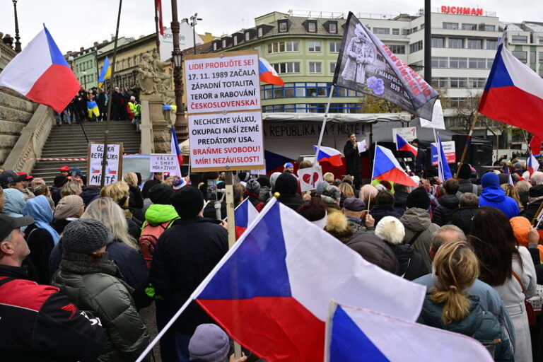 Policie pochod protestujících proti vládě odklonila od Národní třídy