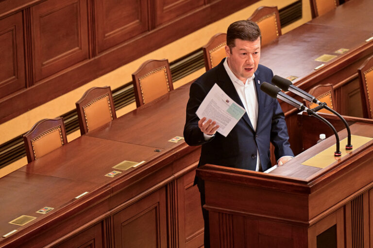 Sněmovna bude moci o zákonech jednat opět i v noci, kvůli platům politiků