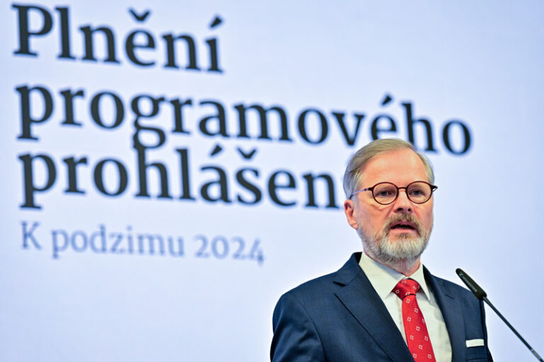 Fiala nechce v ČR zavádět povolenky na emise z dopravy a vytápění