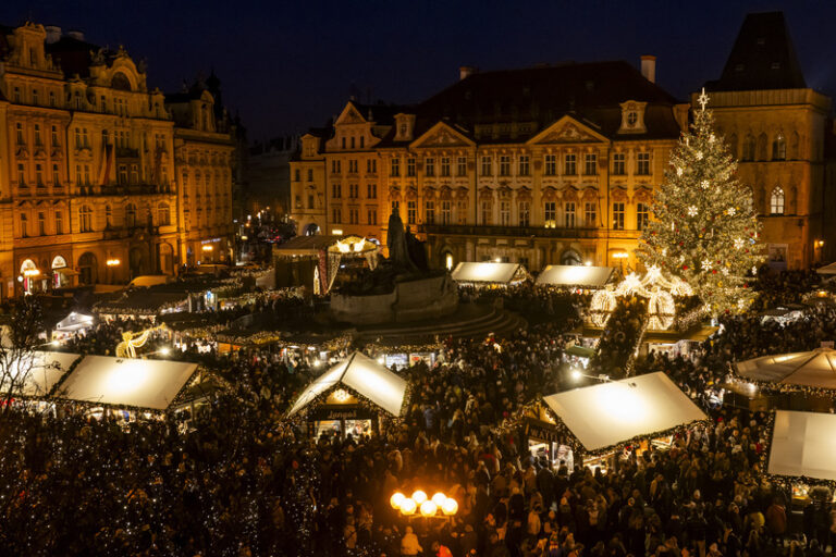 Trhy na Staroměstském náměstí přilákaly tisíce lidí