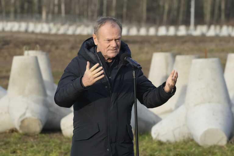 Polský premiér Tusk navštívil opevnění na hranici s Ruskem