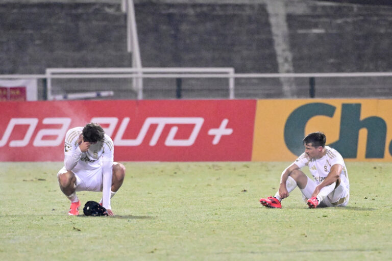 Fotbalisté Sparty pouze remizovali na Dukle, Baník porazil Karvinou